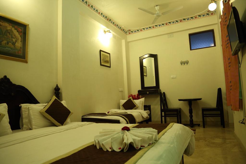 Hotel Lake Paradise Udaipur Esterno foto
