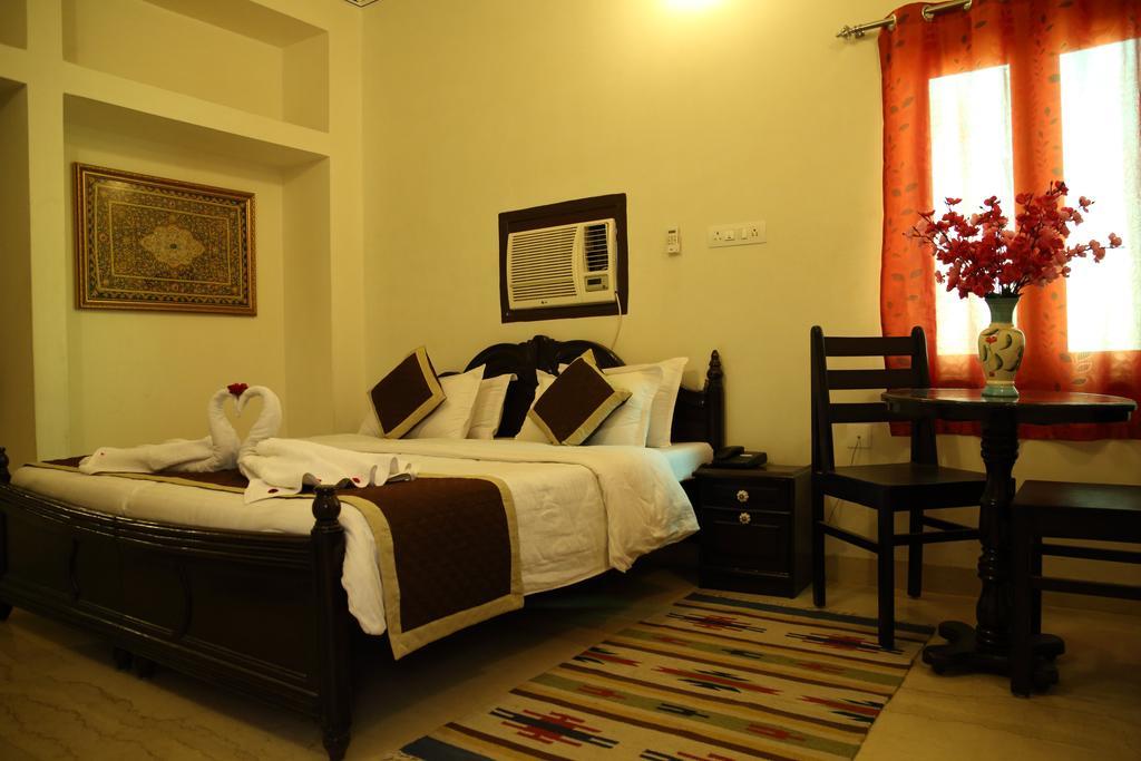 Hotel Lake Paradise Udaipur Esterno foto