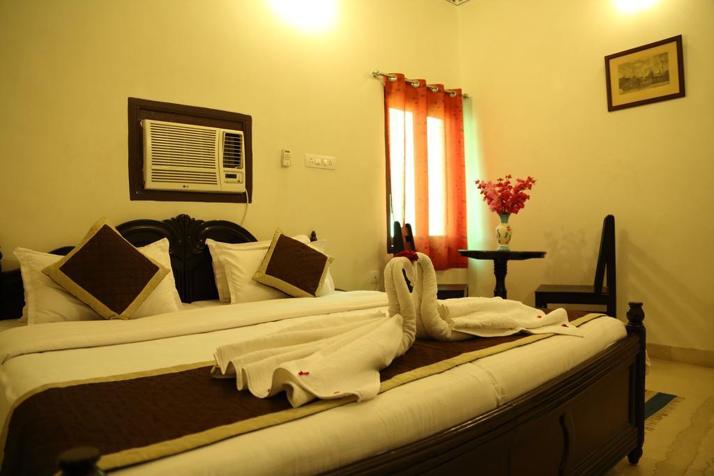 Hotel Lake Paradise Udaipur Esterno foto