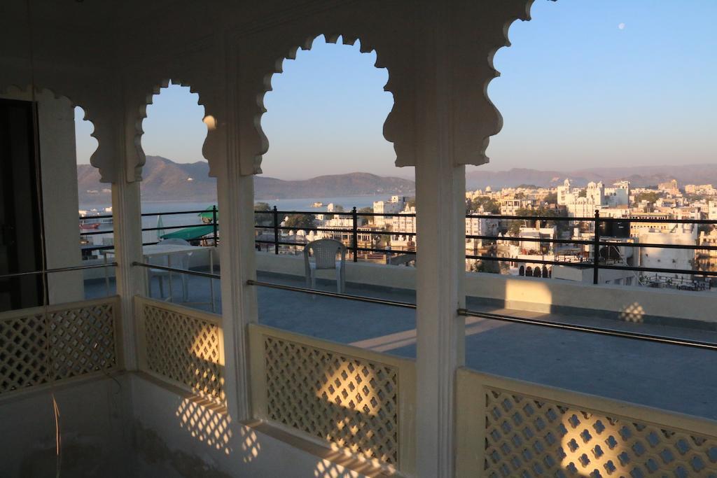 Hotel Lake Paradise Udaipur Esterno foto